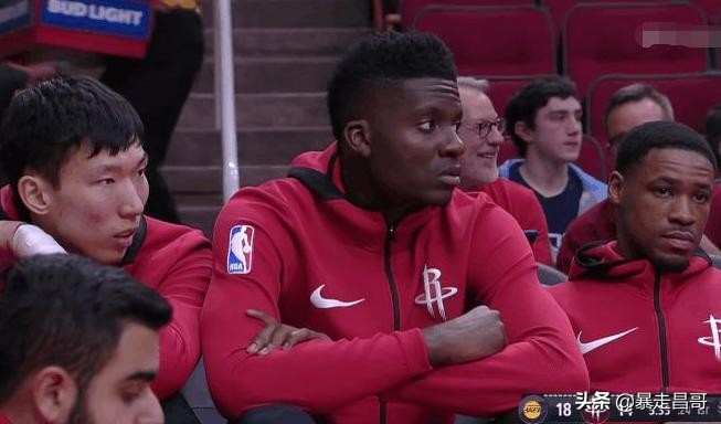 籃球比賽替補席座位有多少個（NBA一個不為人注意的地方，NBA替補席）