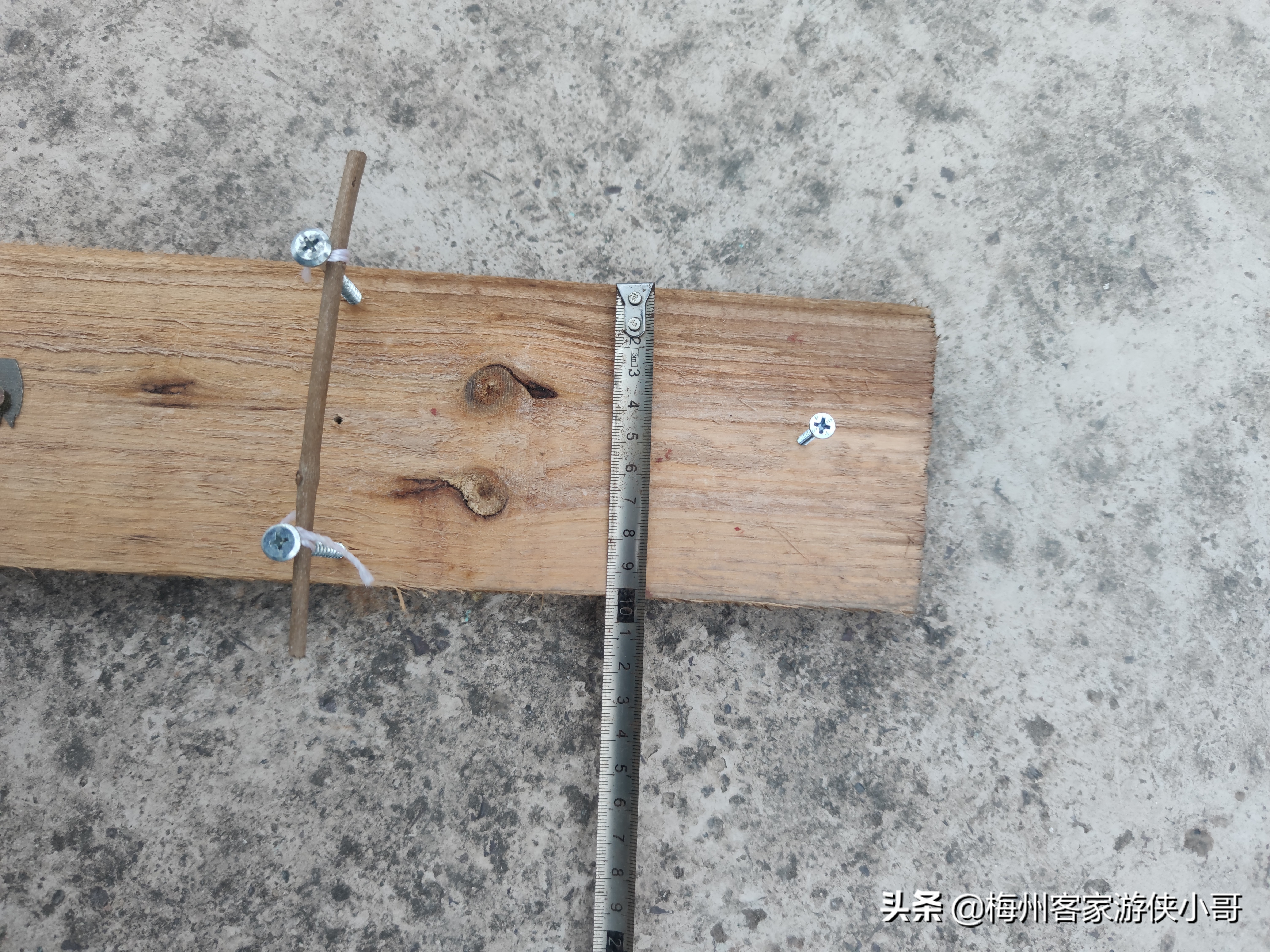 一块木板,一条锯条,三颗钉子,一条绳子做成一种农村的吊脚套