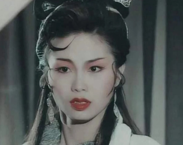 从这时开始,陈妙瑛的演艺之路便开始逐渐的顺畅了起来.