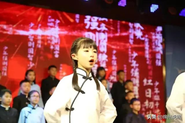 好心疼！绵阳十二三岁的娃娃，竟被学校赶下田去插秧子