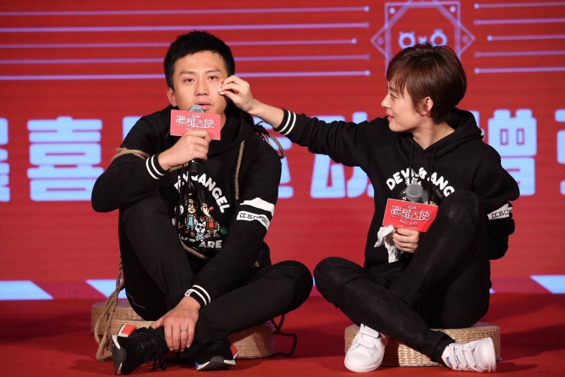 邓超、孙俪真挺般配的，两人穿啥都像情侣款，真挺有默契的