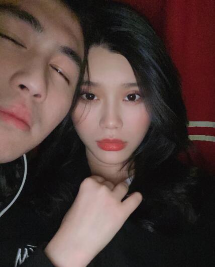 儿女双全！何猷君激动官宣奚梦瑶二胎产女，网友纷纷调侃家庭地位