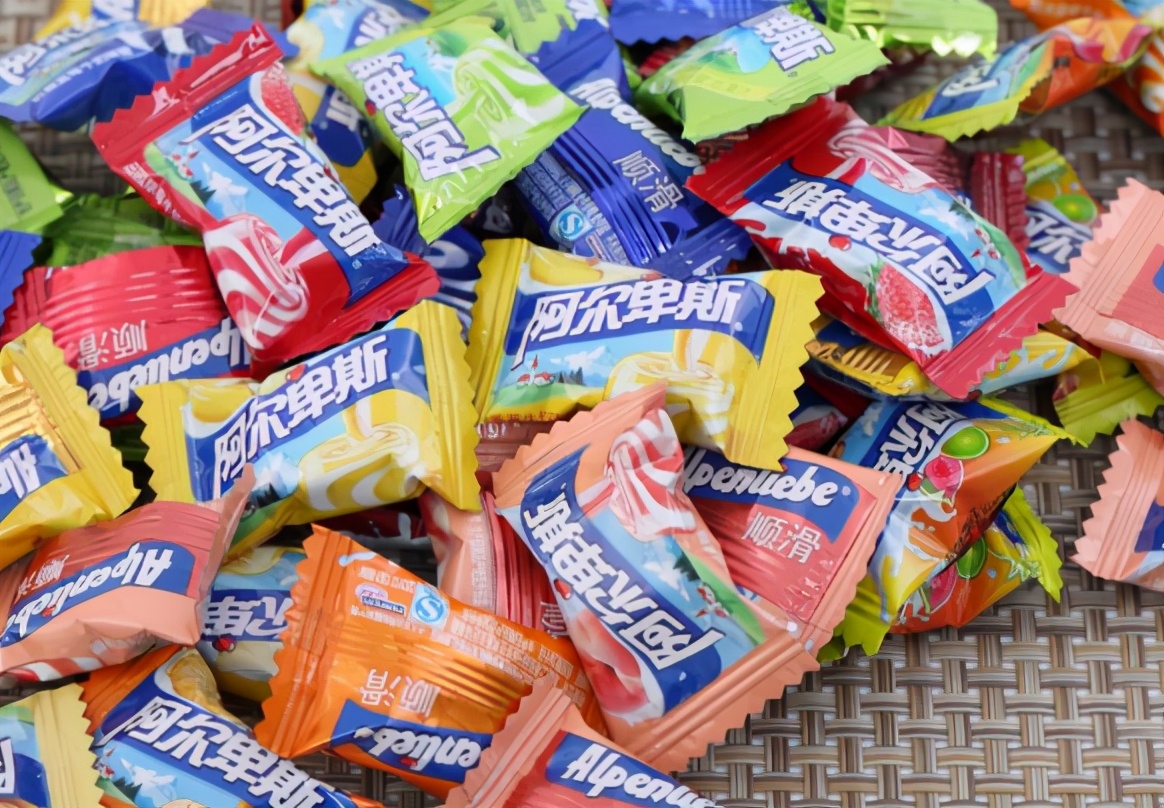 它家的糖果形式多样,口味丰富,可以说阿尔卑斯是棒棒糖的"开山鼻祖"了