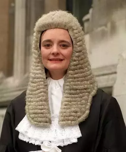 香港律师出庭为什么要戴假发？