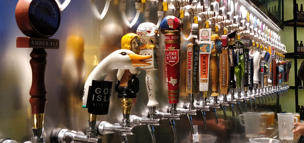 哈尔滨人多爱喝啤酒？一经销商：20万箱仅够卖三天！和你唠唠这些年啤酒那些事