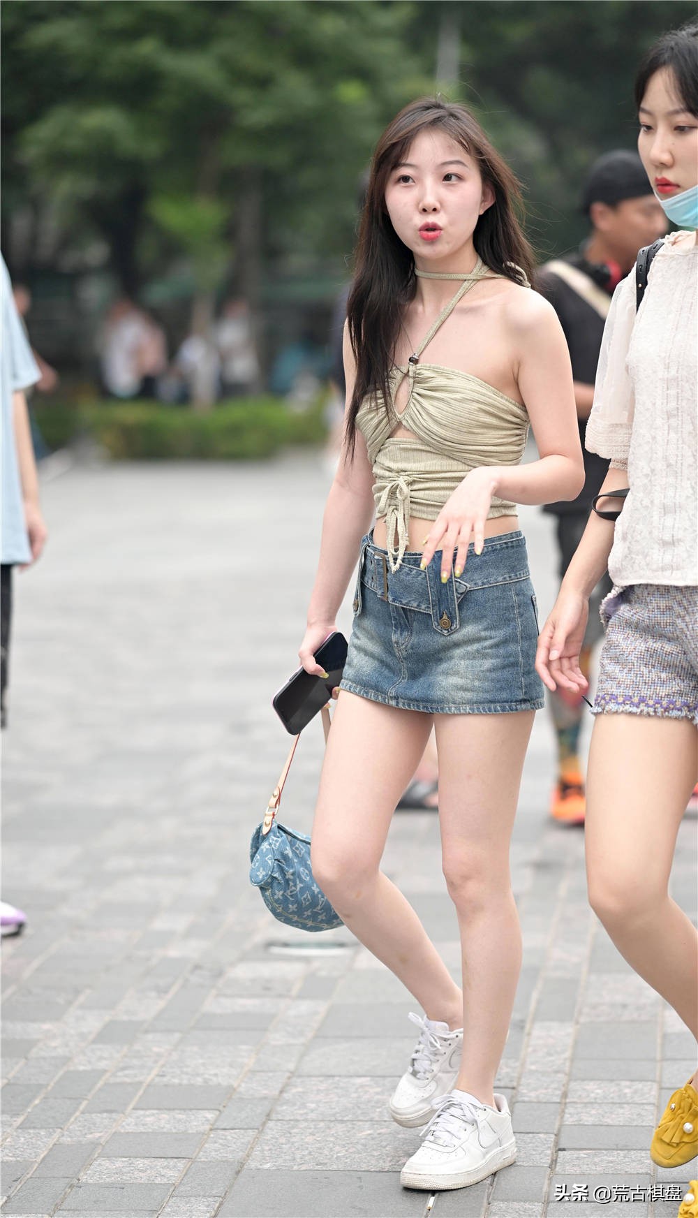 夏季选择牛仔短裤，看着会比较独特，搭配都人不多，穿出个性