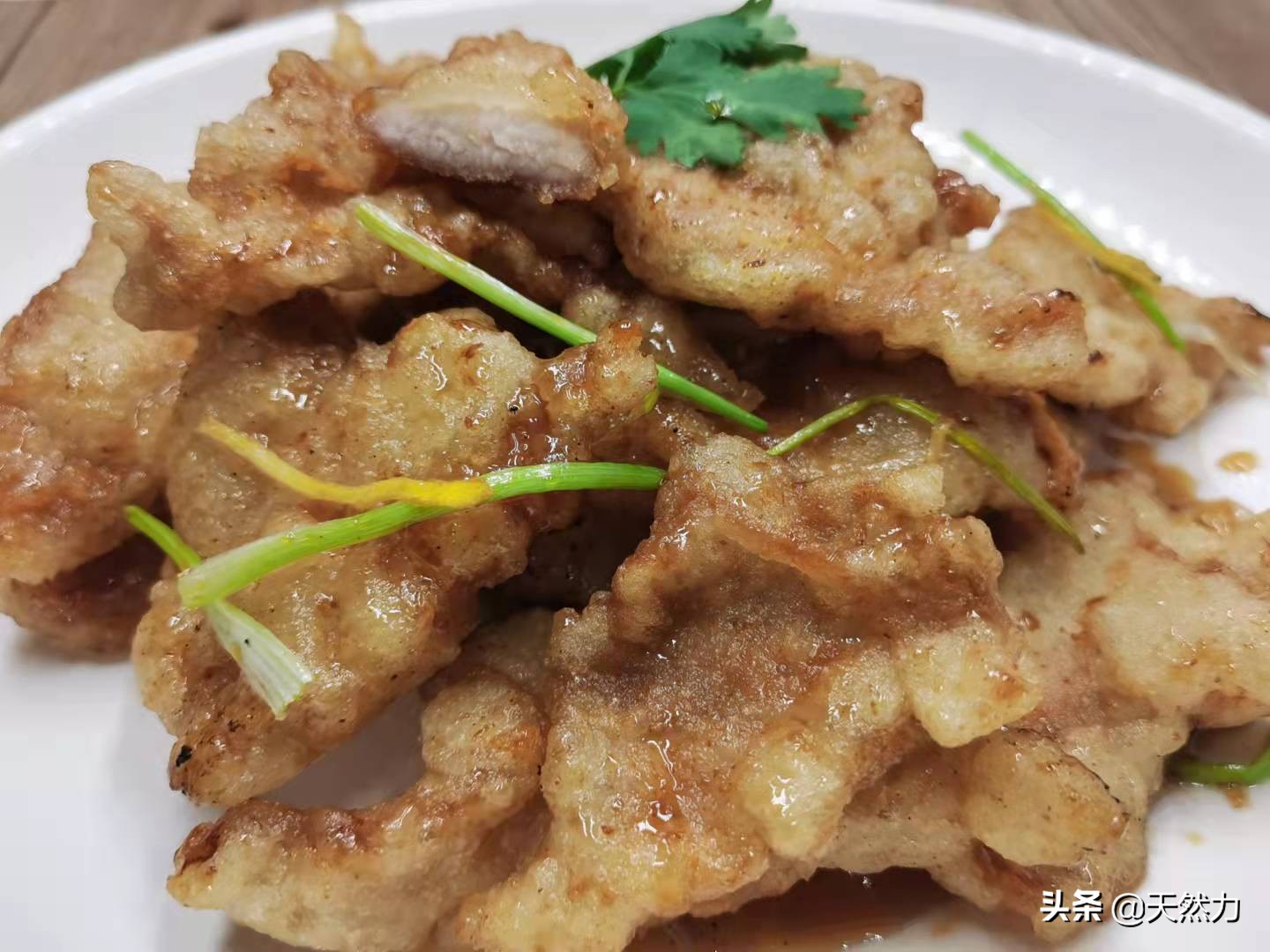 正宗东北老式锅包肉做法揭秘，酸甜酥脆经典重现，传统工艺还原儿时味道