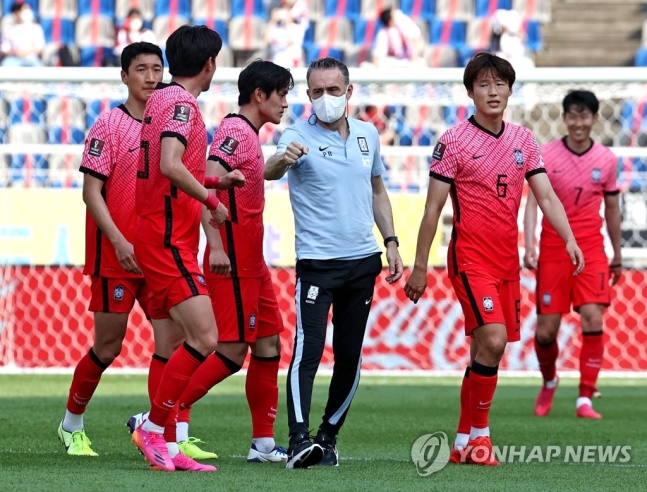 韩国一球取胜(1-0！韩国队终于赢了，替补奇兵出场2分钟破门，缔造3大纪录 登顶)