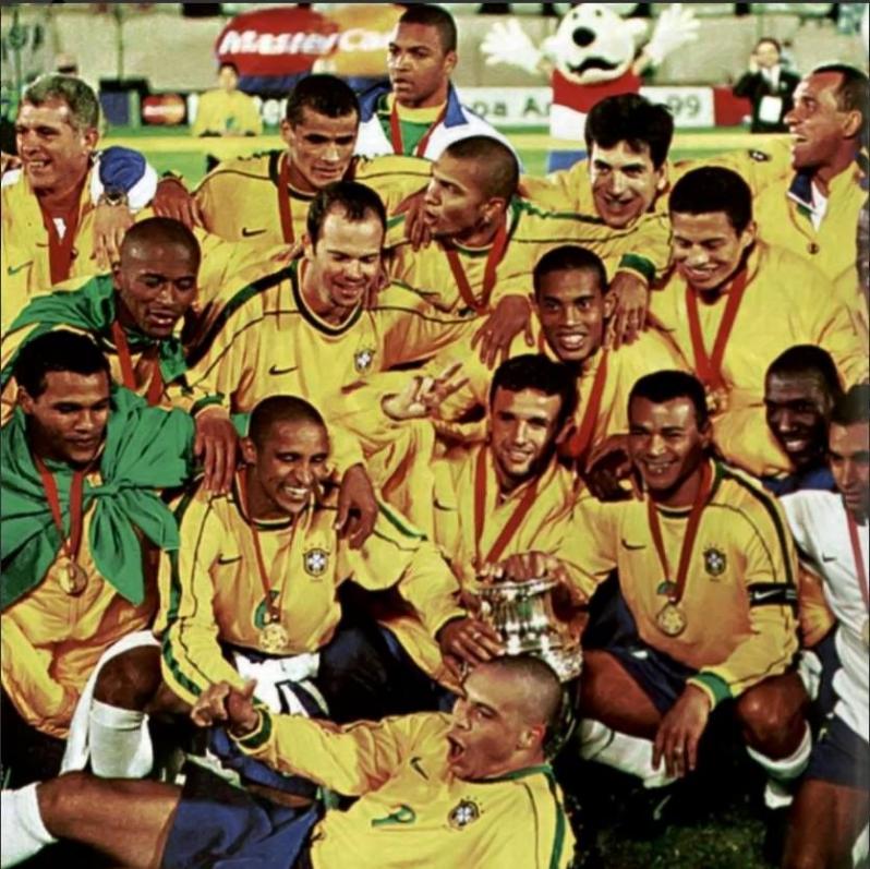 2002世界杯巴西对英格兰小罗(坠入凡间的“足球精灵”，小罗用神奇的双脚，踢出梦幻般的足球)