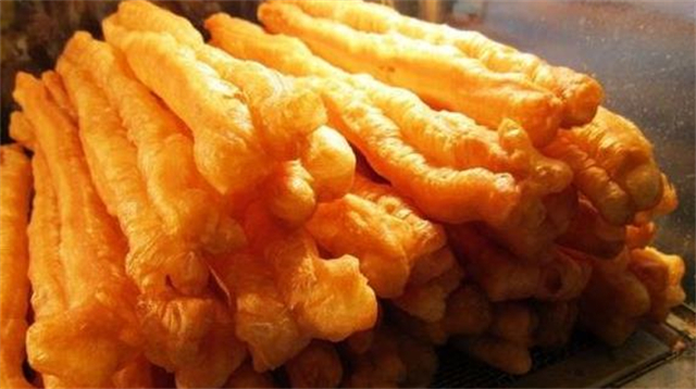 炸油条的做法和配方（在家炸油条蓬松柔软好吃又健康）