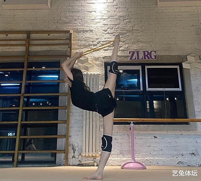 美娜为啥掀球衣(nba女主播美娜再秀真功夫,站姿后劈