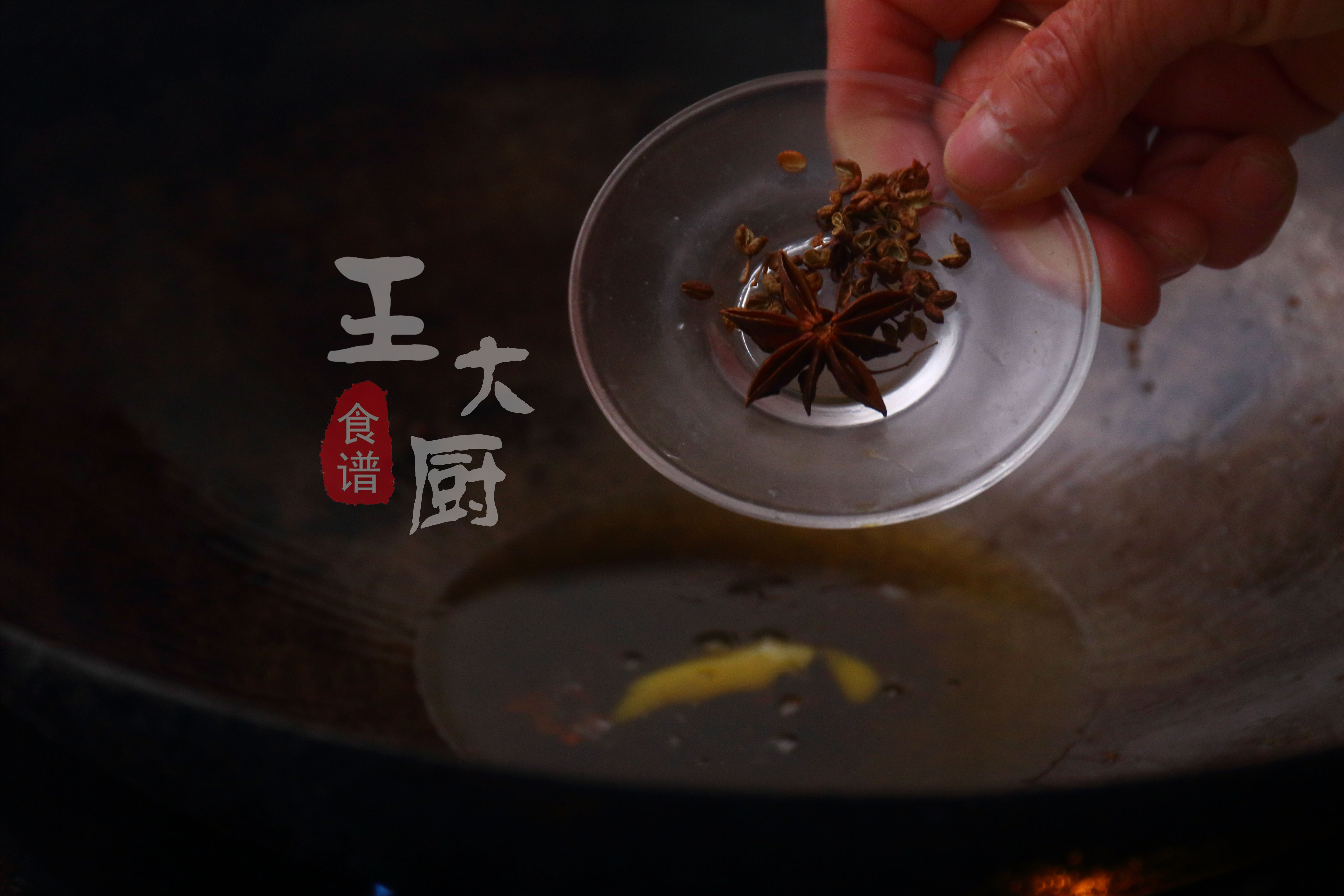 酸菜炖大骨头的做法（11步做出酸菜炖大骨酸香可口）