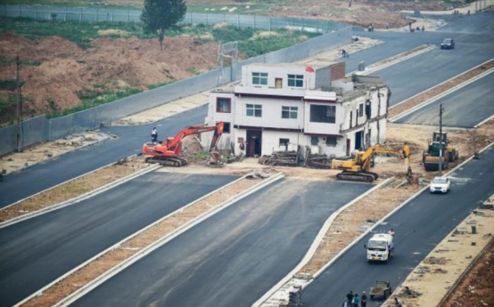 河南悲剧钉子户：拦路多年索赔5套房，最终结局让人过瘾