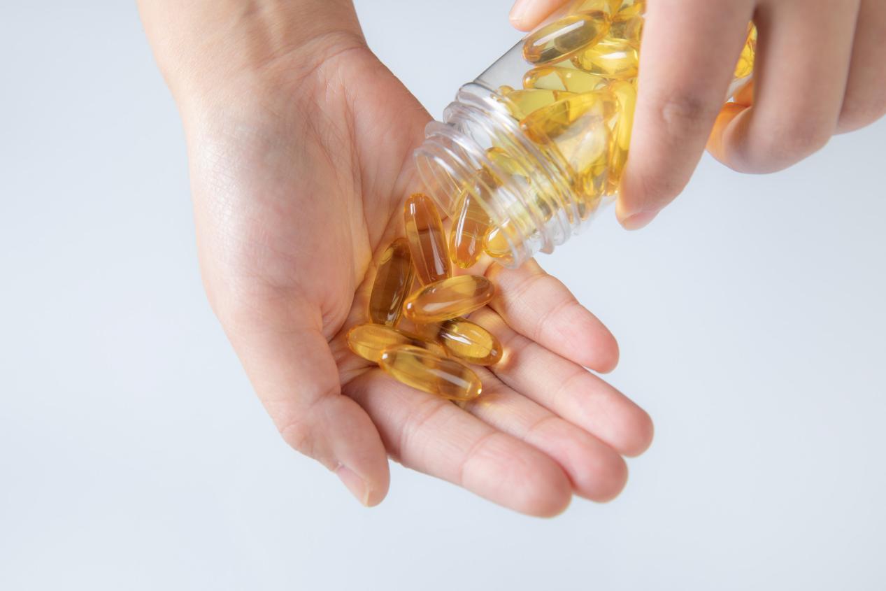 吃「鱼油」到底有没有用？医生实话告诉您：2类人吃了可能有害