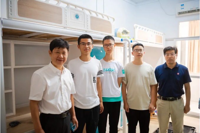 现场直击！华中师范大学开学了，5000余名新生报到，党委书记帮忙搬行李！