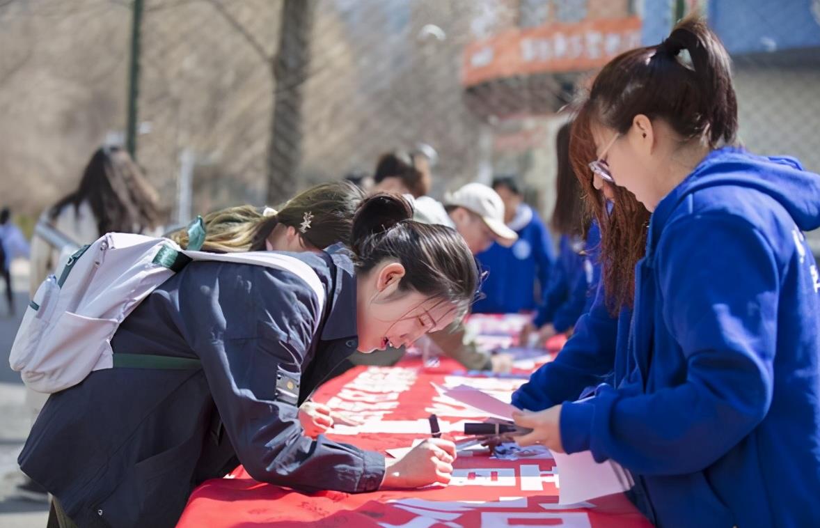 大学交钱的各种理由（大学为新生准备18件生活用品）