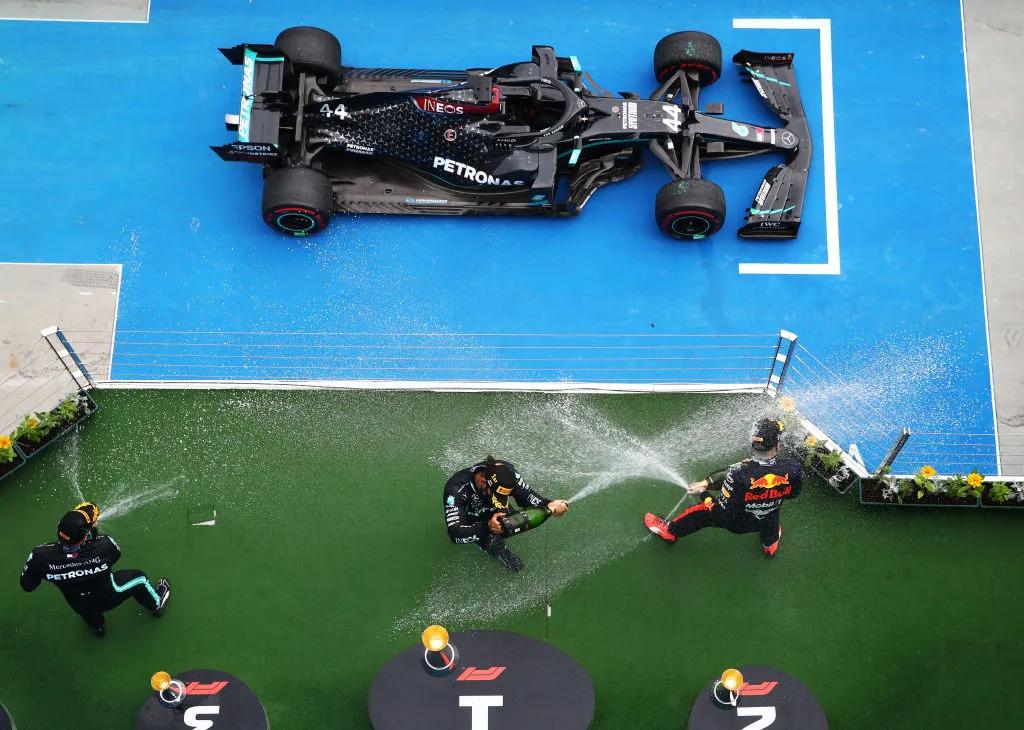 F1匈牙利站正式汉密尔顿夺冠，追平舒马赫纪录