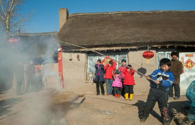 那时候,舅舅家的隔壁小孩也喜欢到舅舅家找我们玩,说是看"城里人".