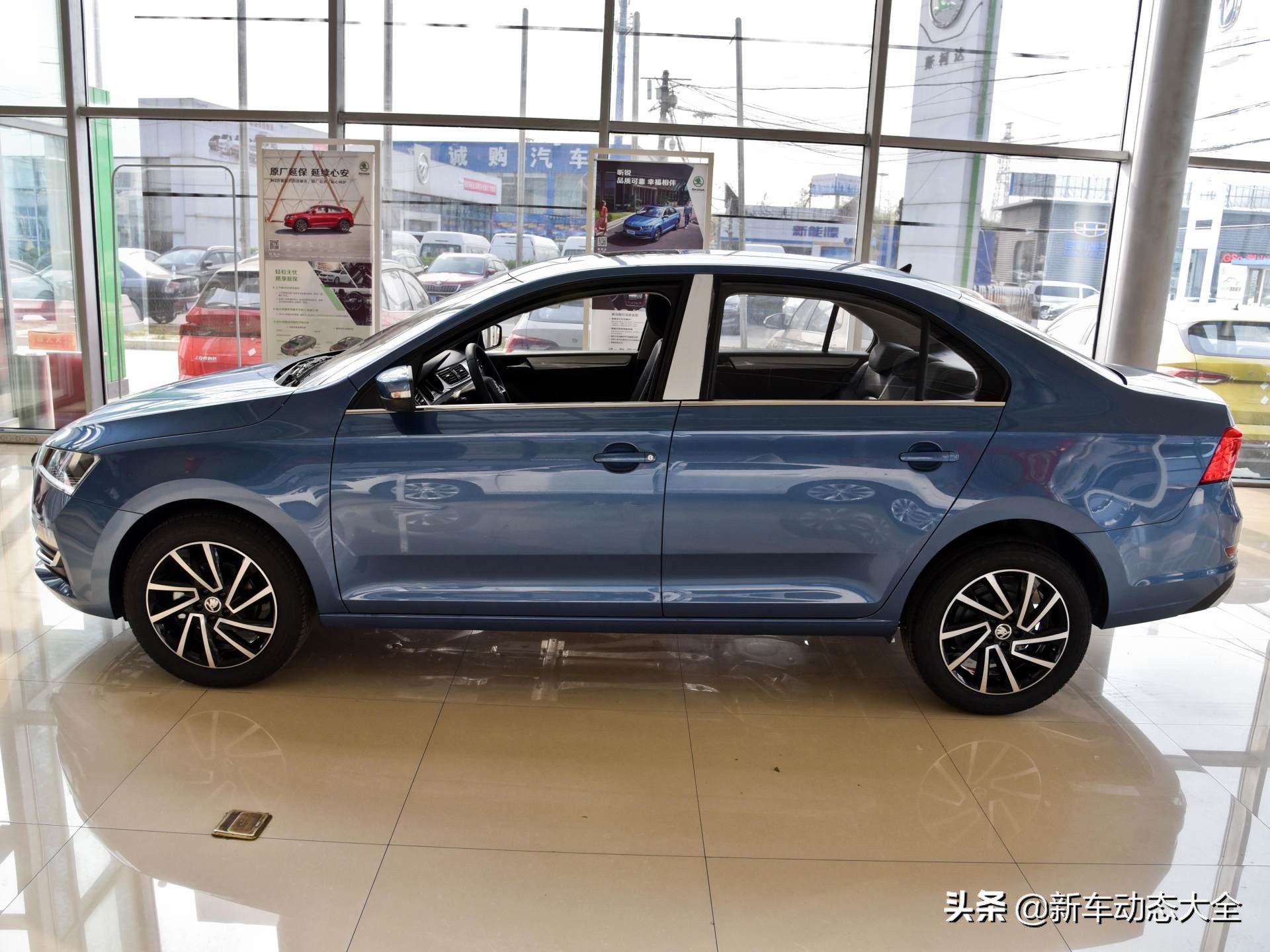 三厢家轿合资车，自动挡高可靠油耗5.6L入门低价，实拍昕锐