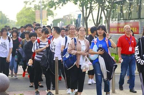 1078万考生有悲有喜，2021高考录取查询时间确定，考生们何去何从