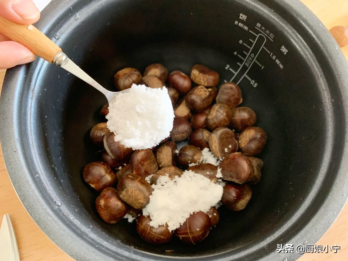 我家糖炒栗子从不买,有电饭锅就能做,1秒剥皮,香甜软糯超好吃