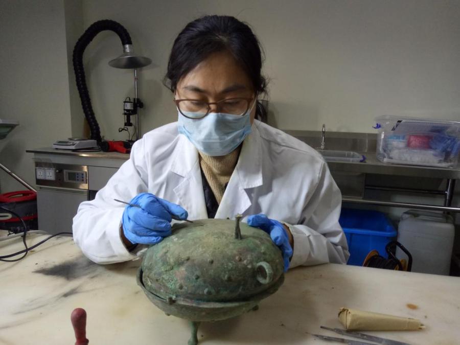 新闻周刊丨文物会得“癌症”还传染？！我在青博修文物：会望闻问切，还要懂护肤美颜