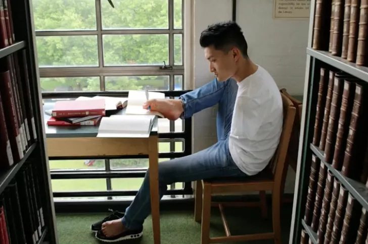 10年前，那个用脚高考轰动全国的文科状元，如今怎样了？