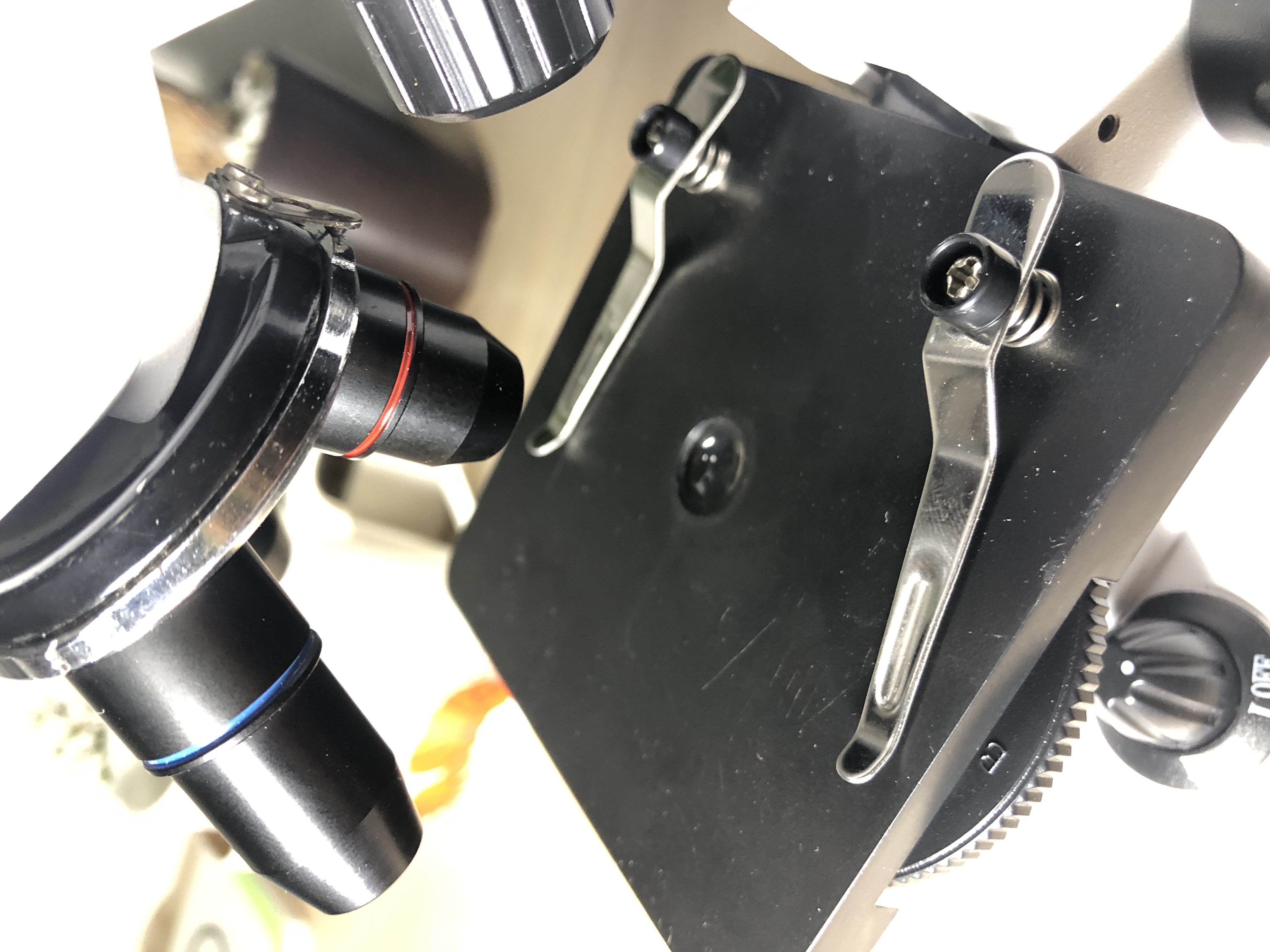 螺旋一个为细准焦螺旋使用方法:将载波片放置于载物台上用压片夹固定