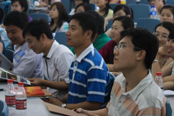 大学生向父母求取生活费，笑料百出之后，大学生应该反思什么问题