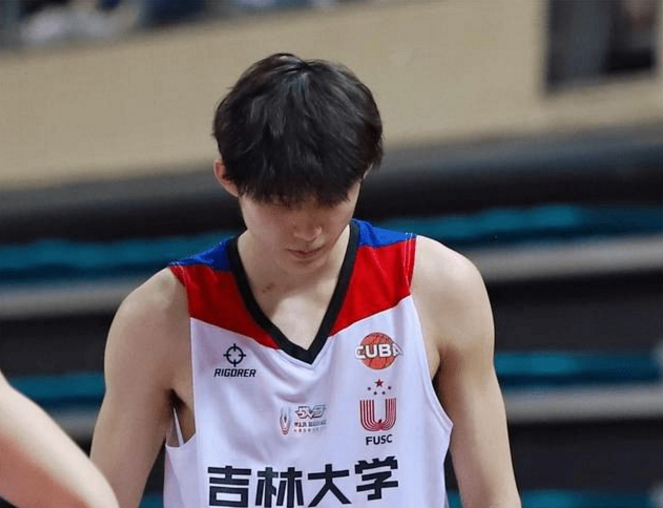 吉林大学“帅气学弟”走红，被称为吉大流川枫，行走的招生简章