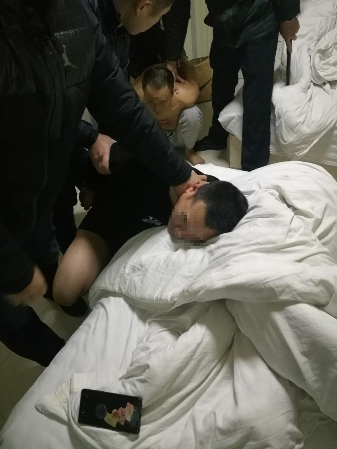 四男子工地盗窃，分赃后钱还没揣热就被一锅端