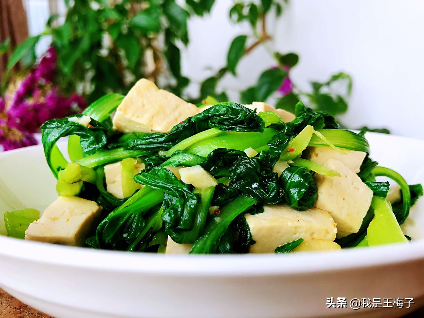 夏天，豆腐炒白菜比吃肉还香，我家隔三差五就做，一盘不够吃