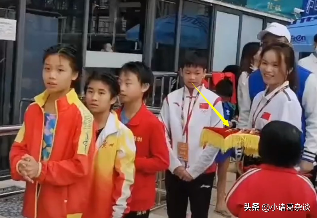 偷瞄金牌！全红婵当颁奖嘉宾，给小师妹发奖牌，新“全红婵”诞生