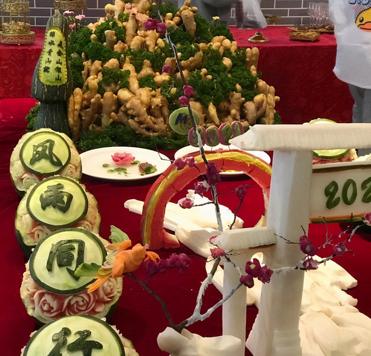 大学“阴间食堂”火了，吃饭环境像殡仪馆，学生表示有点恐怖