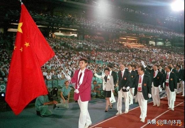 2008年奥运会中国队旗手是谁(历届奥运会中国旗手：除1人外均来自男篮)