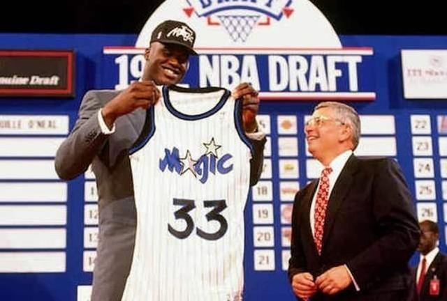 nba球員為什么要戴著頭盔（為何nba選秀時，球員都要戴帽子上臺？這些理由讓你不得不戴）