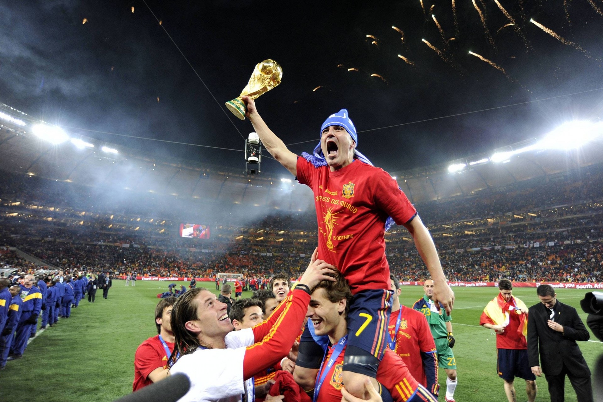 足球魅力-回顾西班牙斗牛士2010年首次捧起了大力神杯