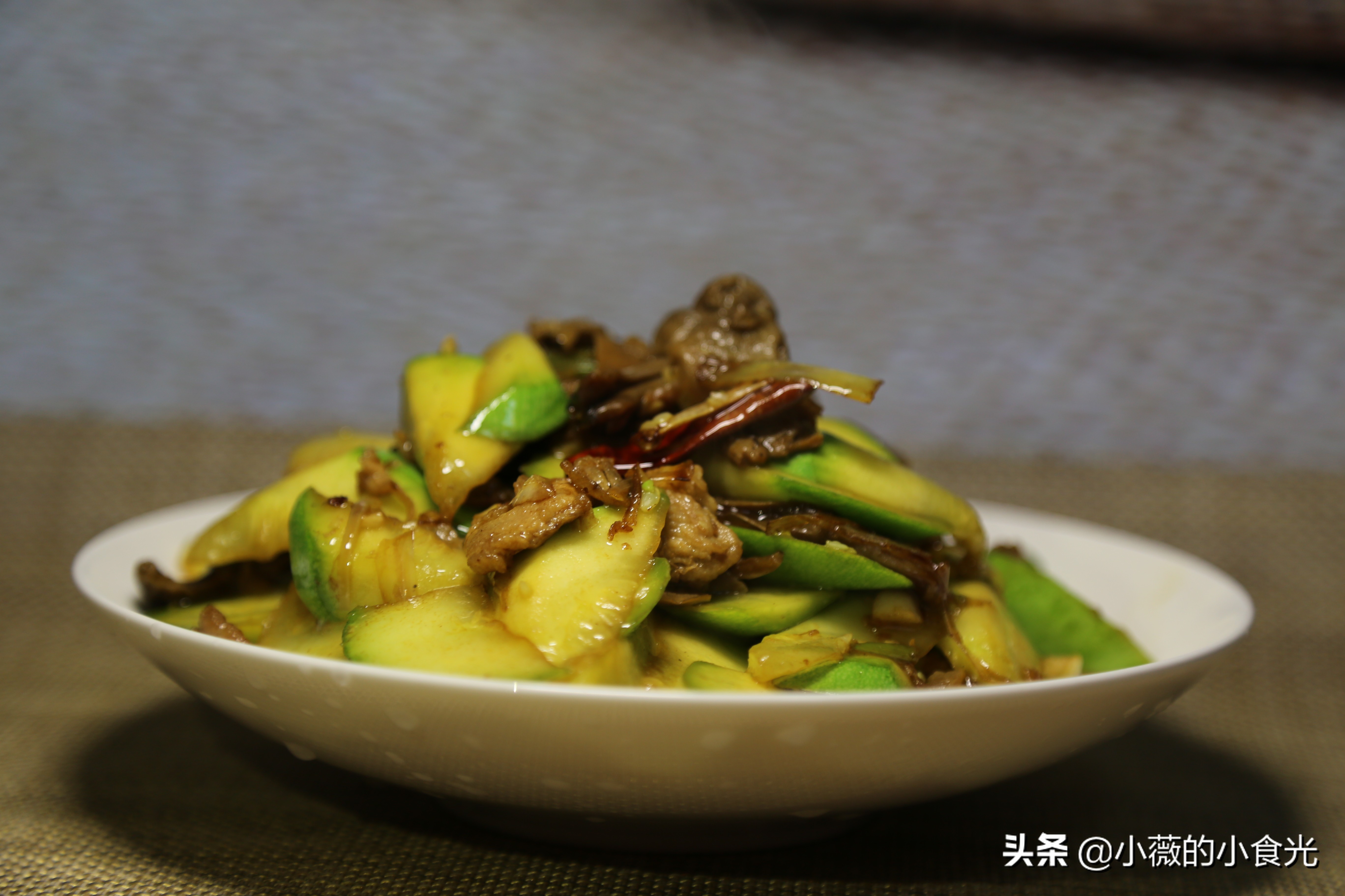 蘑菇的别样新做法，一起看看，干蘑菇怎样泡发更能激发出它的鲜味
