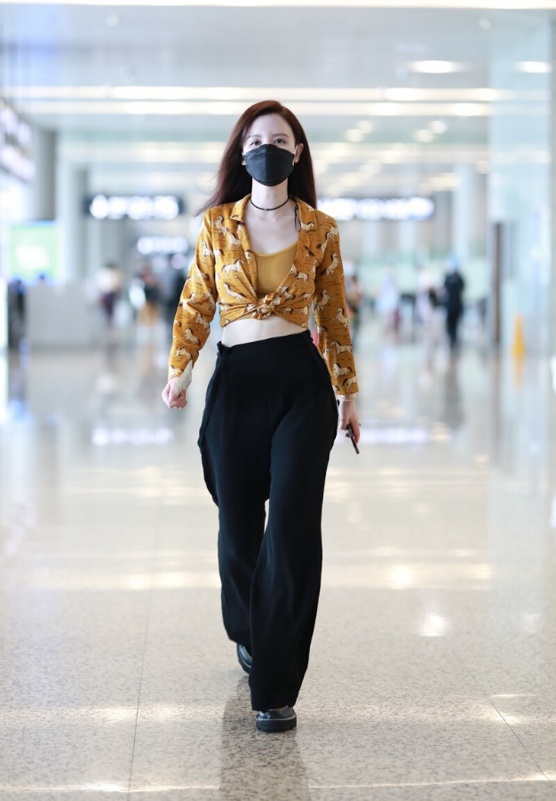 张萌胳膊上套黑丝小露香肩，女人味也太足了，这细腰长腿可真火辣