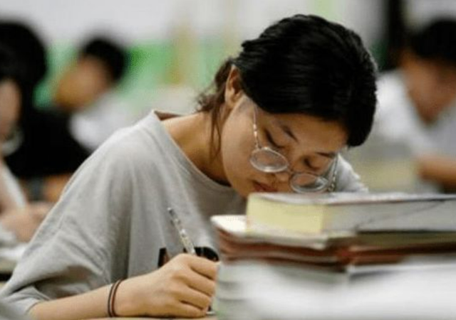 女学霸高考忘写名字，下一场又睡了半小时，分数出来后网友沉默了