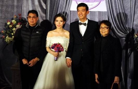 婚礼上,颜骏凌也帮着妻子整理头饰,显得非常体贴温馨.