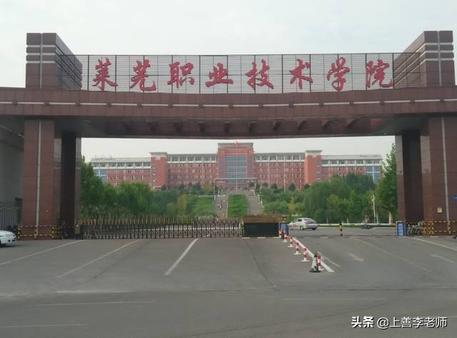 大学生“走道哥”逐渐走红，警醒年轻人，网友：这样走路容易挨揍