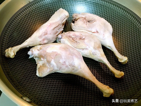 酒杯三月凤上灯,尽尝世味犹存舌,黑啤鸭腿随缘敢爱憎
