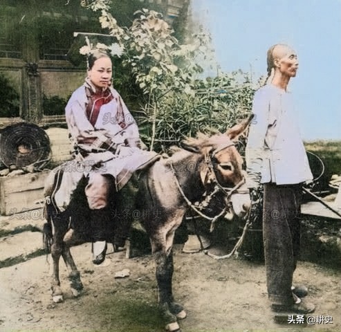 古代女人被折磨的图片(晚清老照片，女子通奸被示众，正缠足的娃娃，图19站笼中活活吊死)