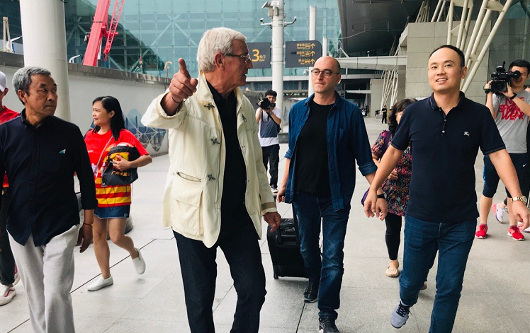 球员抵达广州心情不错（里皮归来！123天后返回广州心情不错，恒大球迷热情接机）-华海博客