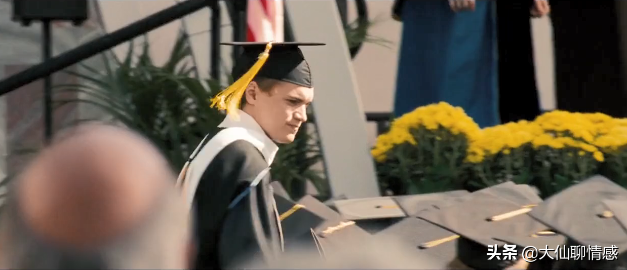 离奇失踪的22岁哈佛学生，死在了一辆废弃巴士里——《荒野求生》