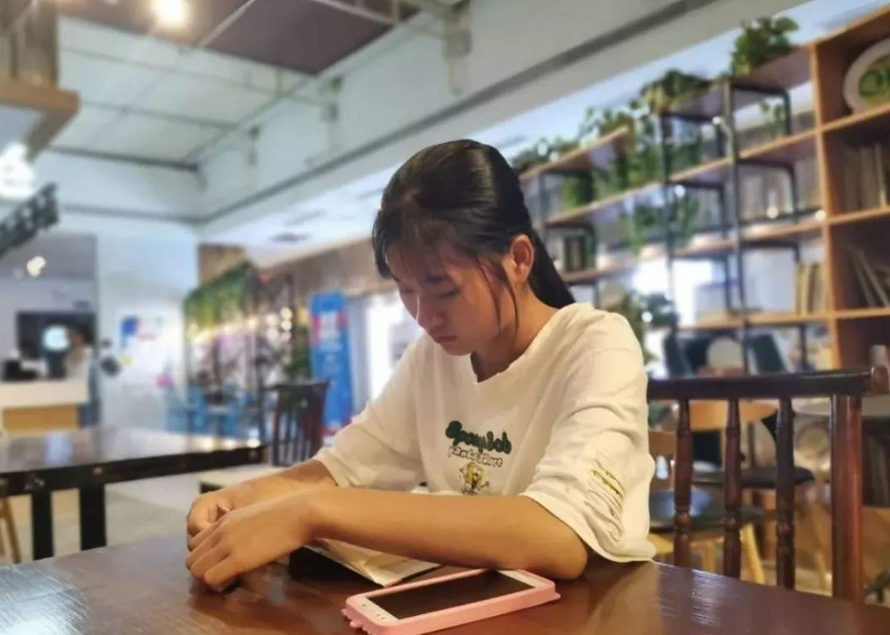 上了大学颜值开挂，张子枫入学半学期，从邻家小妹到气质女神