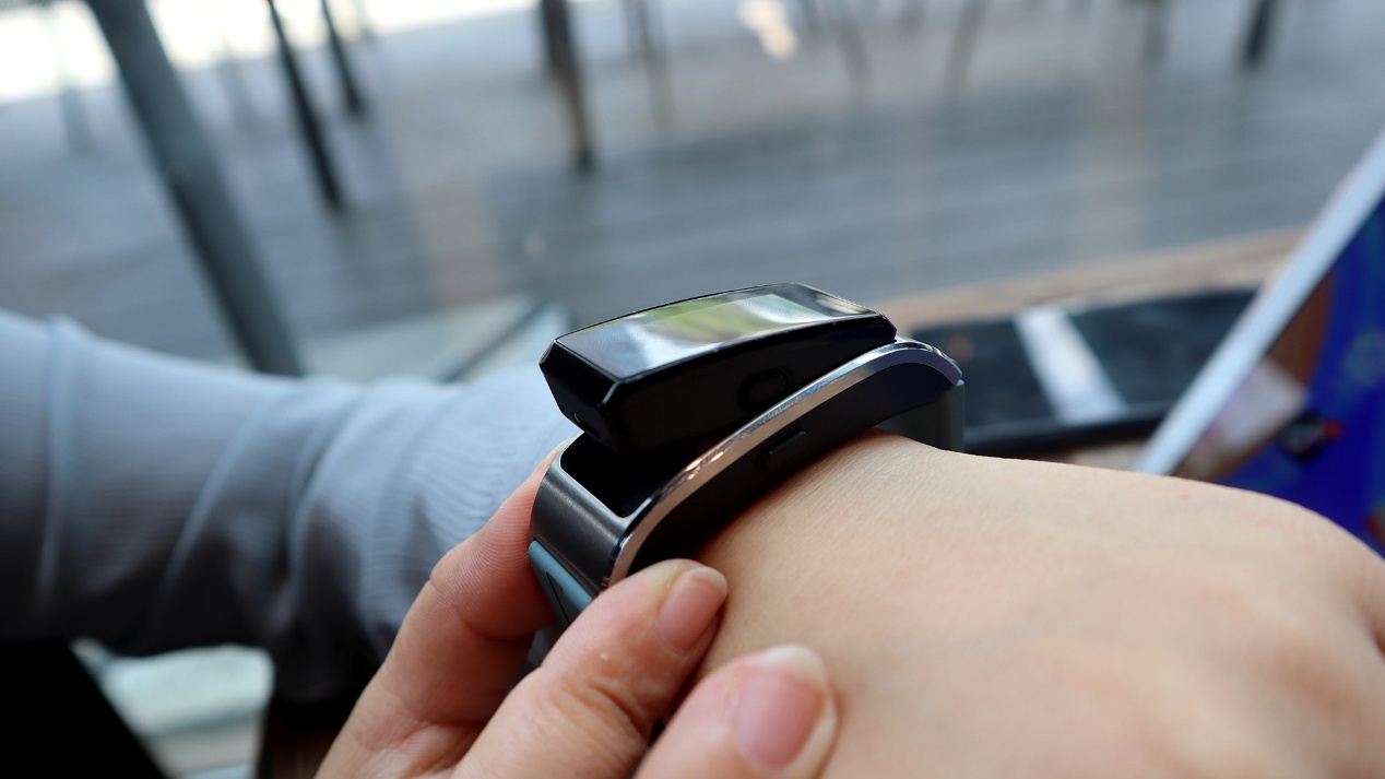 华为手环b5上手测评:耳机手环秒切换,通话健康全搞定