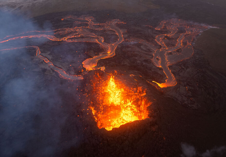 冰岛世界杯头像(他镜头下的燃烧的冰岛火山，如灾难片般震撼)