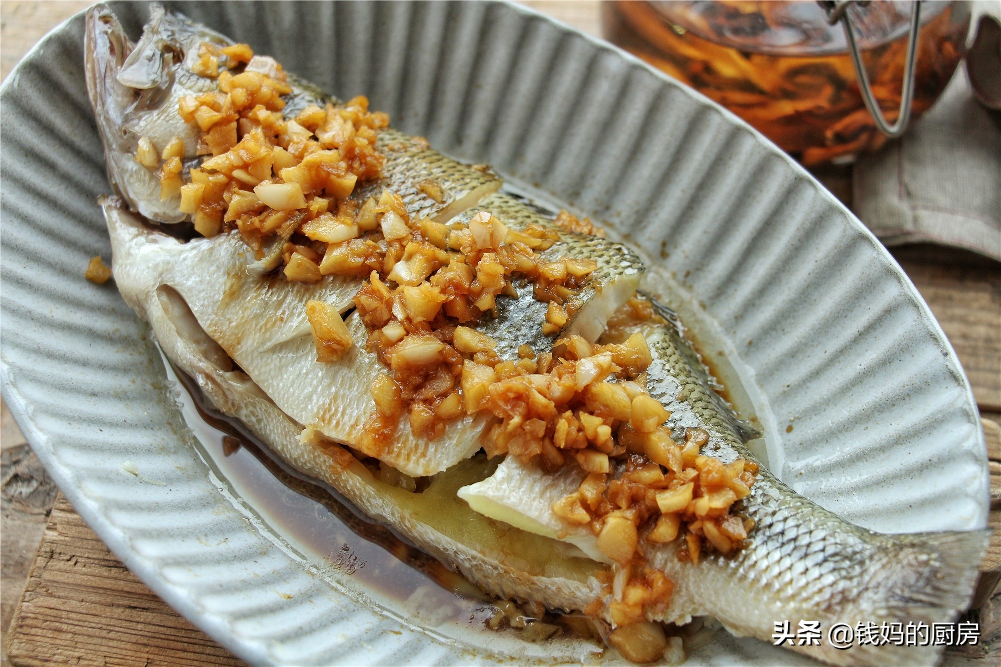 清蒸鱼用这方法，8分桌上桌，鱼肉鲜嫩多汁又不腥，比蒸锅还方便